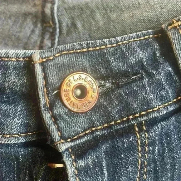 Ladies signature Levi jeans - Picture 3 of 5